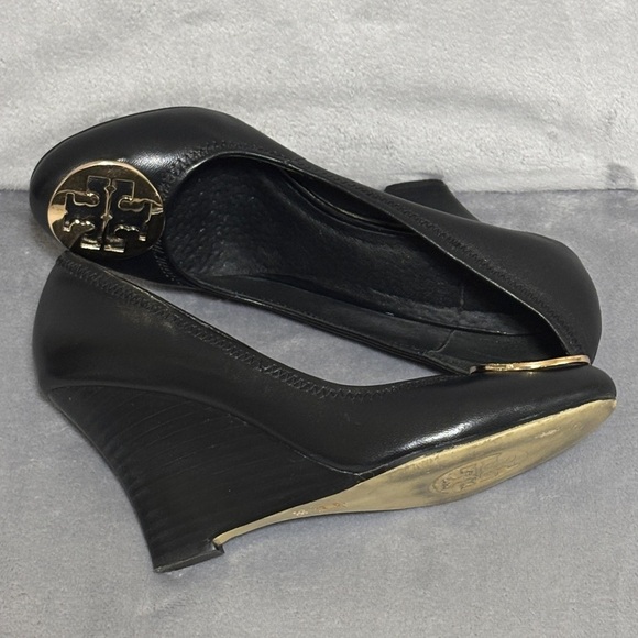 🔥🔥🔥Tory Burch Black and Gold Flats Iconic Design Size: 7.5US/ 38 EU🔥🔥🔥 - Picture 8 of 9